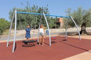 Vall d’Alba instala una zona de juegos infantiles adaptados en la plaza de les Oliveres