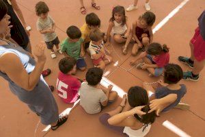 Niños y niñas experimentan con el arte en Vilafamés