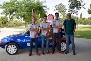 El equipo Sabinar Raid UMH presenta el coche con el que competirá en el rally solidario EuropRaid