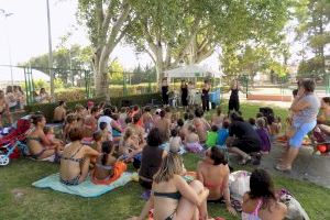 La Bibliopiscina de Requena acoge una sesión de cuentacuentos a cargo del grupo Las Cinco Estaciones