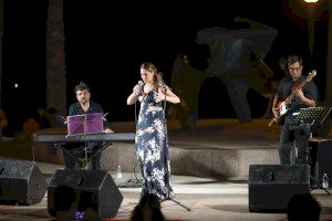 Inma Mira brilló en l’Alfàs con su espectáculo ‘La diva que no fui’