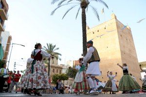 Folklore y danzas regionales en las calles y plazas de Torrent