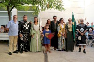 Los Moros y Cristianos de Torrent visitan el centro de mayores Santa Elena