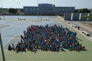 Safont visita a los niños y niñas que participan en l'Escola d'Estiu municipal