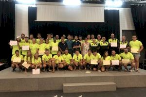 El personal de socorrismo y la Policía de Playas reciben los diplomas del curso de socorrista Bandera Azul