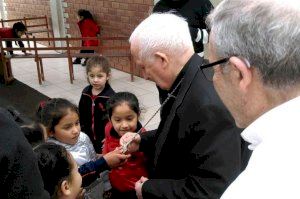 El cardenal Cañizares explica en Lima ante miles de escolares el ejemplo de San Vicente Ferrer y el colegio que fundó para huérfanos en Valencia 1410