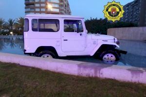 La Policía Local de Alicante pone a disposición judicial a un joven por un delito contra la seguridad vial al triplicar la tasa de alcoholemia y estrellarse hoy en la rotonda de la avenida de Denia quedando atrapado su vehículo dentro de la fuente