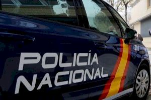 La Policía Nacional detiene a tres hombres tras entrar en un domicilio con machetes y ser sorprendidos por su moradora