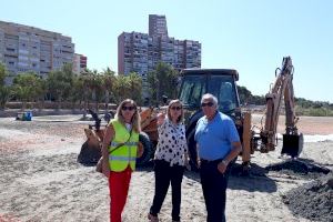 El Servicio de Costas drena la playa de la Almadraba