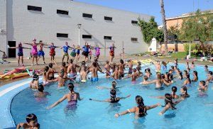 Fiesta ibicenca, gincanas, hinchables y aquagym en la piscina lúdica municipal de Paiporta