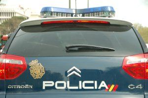 Un Policía Nacional fuera de servicio ayuda a rescatar y reanimar a una mujer en una piscina