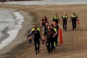 Los bomberos del SPEIS rescatan a una joven 'in extremis' del agua en la playa del Postiguet