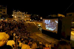 El Cine de Verano de Paterna reúne a más de 2.200 vecinos durante el mes de julio