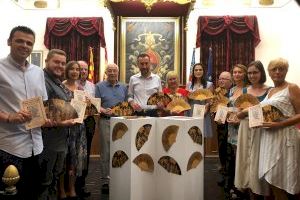 Presentan el abanico del Misteri 2019, obra de Inés Serna y de los participantes del taller de pintura de la AECC