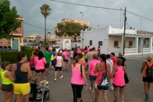 La "Marxa de la Dona" arriba a la Platja Casablanca d´Almenara