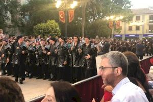 Arcadi España asiste a la Entrada de Moros y Cristianos de Aielo de Malferit