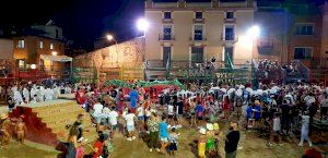 Centenares de personas participan en la concentración de peñas durante las Fiestas de Agosto de Cabanes - (foto 3)