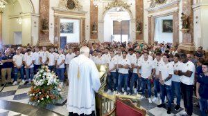 La Basílica acoge la ofrenda de flores del Valencia CF a la Virgen de los Desamparados