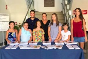 La reina Lara Mas y las damas de su corte de honor distribuyen el libro de fiestas patronales de Vall d’Alba  entre cientos de vecinos