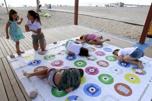 Los talleres de reciclaje conciencian a niños y mayores en la playa de Puçol