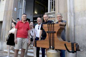 Llega a Valencia la primera campana para la iglesia de Santa Catalina y se expone desde hoy en el Ateneo