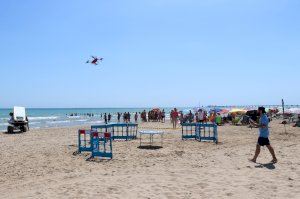 El servicio de socorrismo realiza un simulacro de salvamento con dron en la playa de Puerto de Sagunto