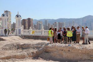 La Corporación municipal visita las actuaciones arqueológicas en el Castell de Benidorm