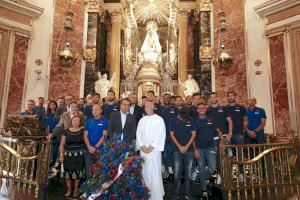 El Levante UD realiza la tradicional ofrenda de flores a la Virgen de los Desamparados en la Basílica