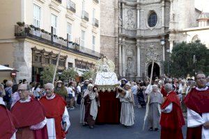 Cientos de fieles acompañaron la procesión de la Virgen de la Dormición