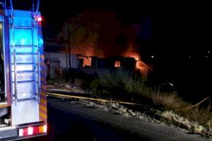 Los bomberos sofocan el incendio en una nave con vehículos en el camino viejo de Elche