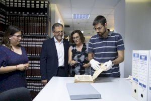 Martí comprova l’”excepcionalitat” de la troballa de l’exemplar de Lluís Vives del segle XVI a l’Arxiu de la Diputació