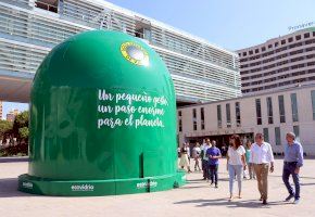 El icónico iglú gigante de Ecovidrio, en Benidorm en la campaña ‘Recicla y pedalea’ de La Vuelta 2019