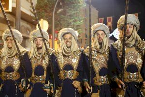 La majestuosidad de los desfiles de Moros y Cristianos llenan de color y música las calles de Paterna