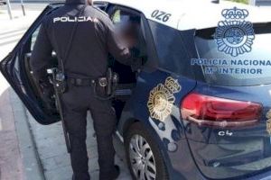 Atraca un banco en Valencia y amenaza con disparar con una pistola simulada