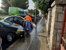 València limpia los efectos del temporal y alista las playas para su uso normal