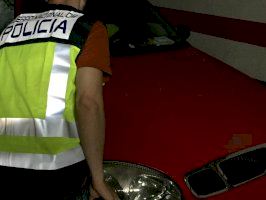 La Policía Nacional detiene in fraganti a un hombre dañando los vehículos de su ex pareja