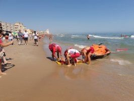 Las playas de Sueca acogen un simulacro de salvamento por parte de Cruz Roja