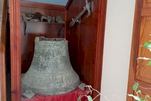 La campana de 600 kilos que cayó hace 20 años del campanario de Benimodo sin causar daños personales se exhibe en su Ayuntamiento