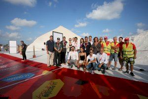 Miles de ciudadanos salen a la calle en Torrevieja para vivir el arranque oficial de La Vuelta 19 - (foto 3) Miles de ciudadanos salen a la calle en Torrevieja para vivir el arranque oficial de La Vuelta 19 - (foto 3)