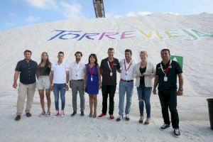 Miles de ciudadanos salen a la calle en Torrevieja para vivir el arranque oficial de La Vuelta 19 - (foto 4) Miles de ciudadanos salen a la calle en Torrevieja para vivir el arranque oficial de La Vuelta 19 - (foto 4)
