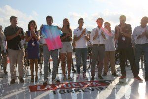 Miles de ciudadanos salen a la calle en Torrevieja para vivir el arranque oficial de La Vuelta 19 - (foto 2) Miles de ciudadanos salen a la calle en Torrevieja para vivir el arranque oficial de La Vuelta 19 - (foto 2)