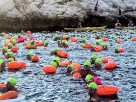 Cerca de 320 nadadores participan en la XVIII Travesía a nado l’Illa-Port de Benidorm