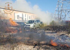 Policía Local y Bomberos intervienen en el incendio de varios vehículos en el camino Sequiota