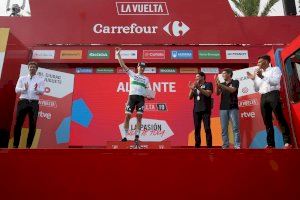 La Explanada de España de Alicante ofrece un final de etapa espectacular de La Vuelta 19