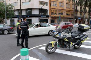 La Policía Local dispone un operativo para ordenar el tráfico en la calle Ruzafa