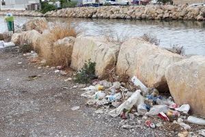 Ciutadans denuncia les males olors i la brutícia del azarbe al costat de Pinedo