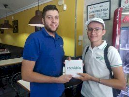 Ecovidrio hace entrega premia al establecimiento Café Lara por su compromiso con el reciclado de vidrio