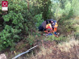 Rescaten a una dona que va quedar atrapada amb el seu cotxe en un accident a L'Alcora - (foto 3) Rescaten a una dona que va quedar atrapada amb el seu cotxe en un accident a L'Alcora - (foto 3)