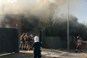 Los Bomberos Municipales y la Policía Local de Castelló colaboran en la extinción de un incendio en una vivienda del camino viejo de Ribesalbes