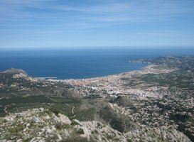 Expedienten a uns turistes per llançar un castell de focs artificials des de la seua casa a Xàbia